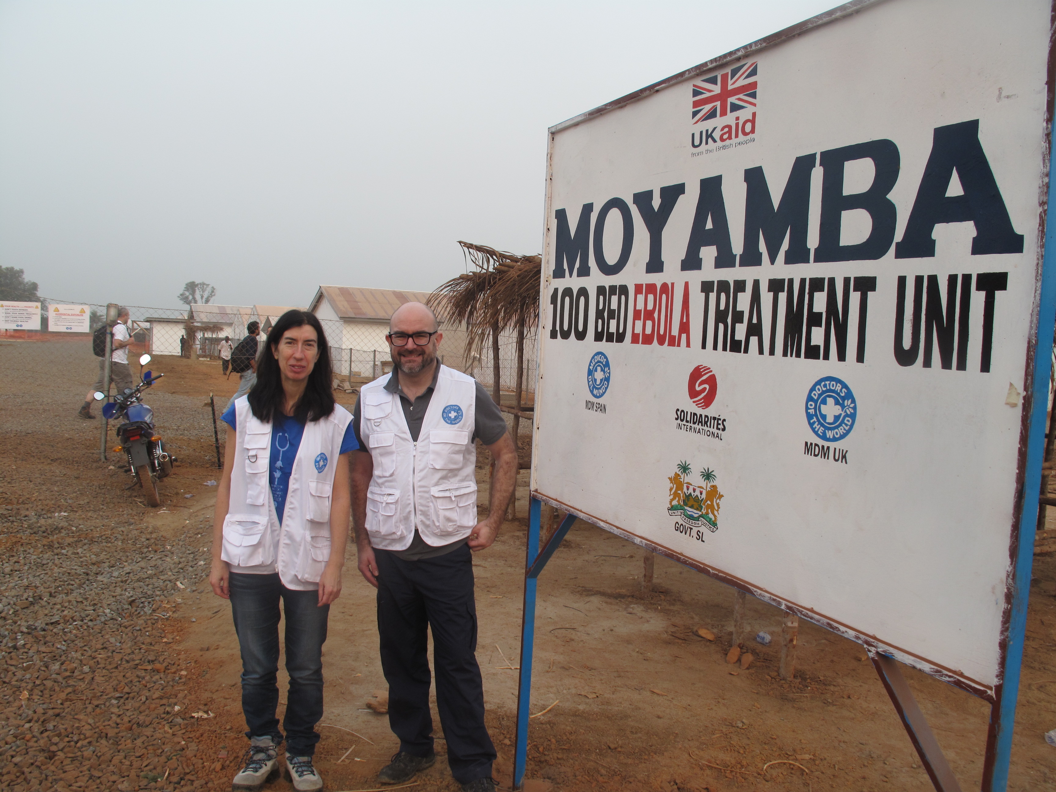 Zwei Mitarbeiter*innen von Ärzte der Welt vor einem Ebola-Treatmentcenter in Sierra Leone.