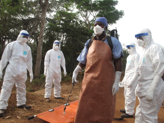 Menschen im Schutzanzug in einem Ebola-Treatmentcenter während eines Ebola-Ausbruchs in Sierra Leone.