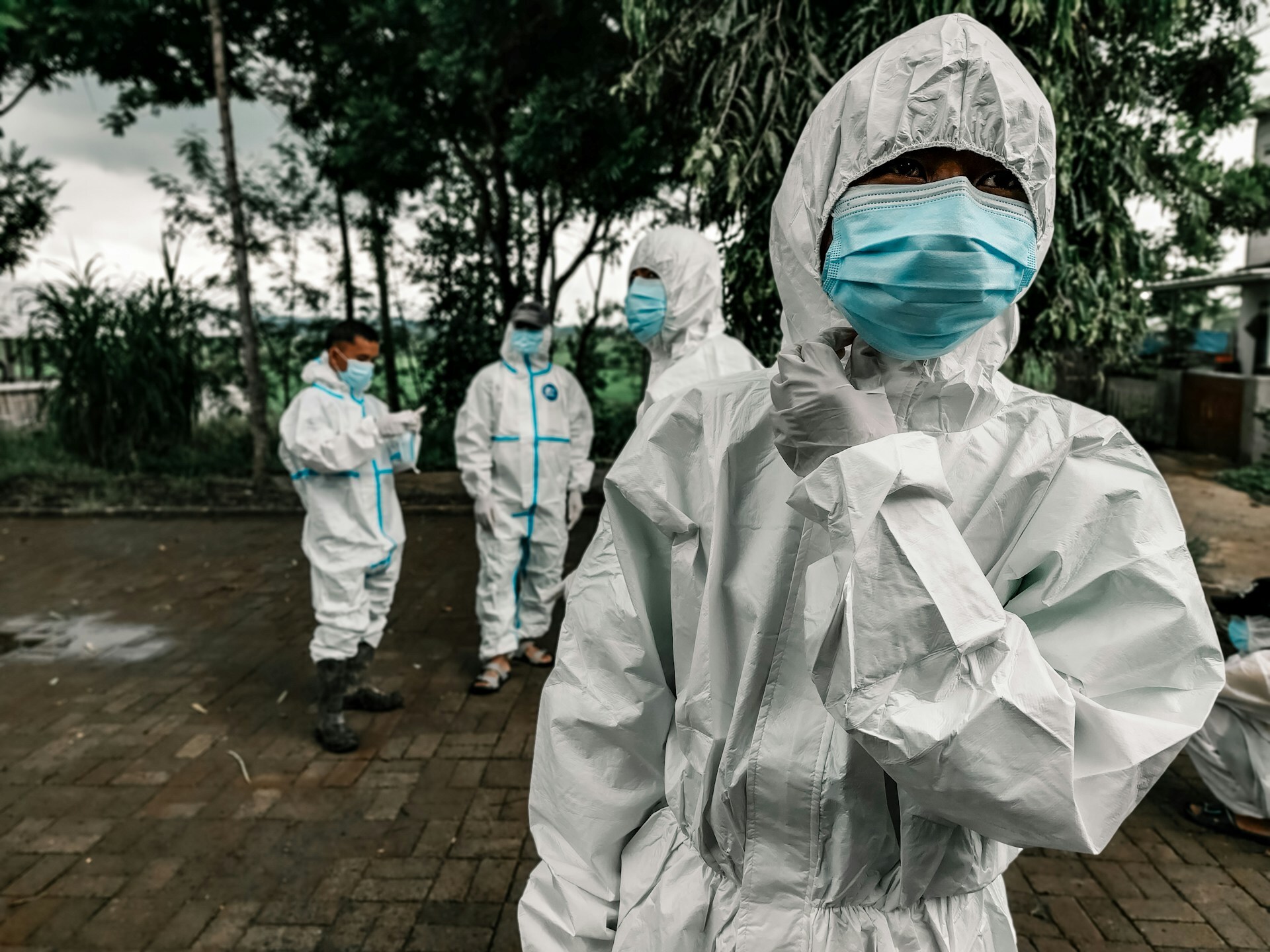 Mitarbeiterinnen des kongolesischen Gesundheitswesens ziehen Schutzkleidung gegen Infektionen an. © Gani Nurhakim/unsplash
