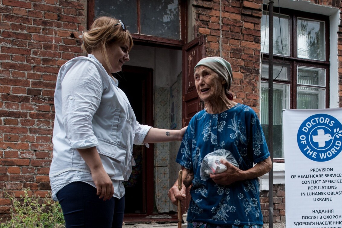 Eine Mitarbeiterin von Ärzte der Welt spricht tröstet eine Frau in der Ukraine © Evgeniy Maloletka