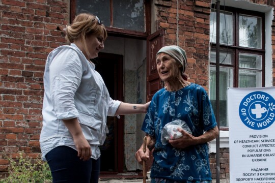 Eine Mitarbeiterin von Ärzte der Welt spricht tröstet eine Frau in der Ukraine © Evgeniy Maloletka