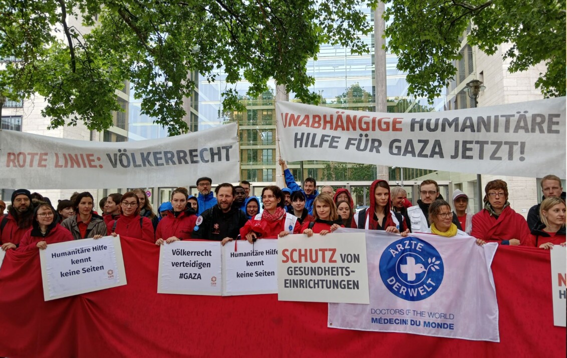 Humanitäre Organisationen protestieren vor dem Auswärtigen Amt.