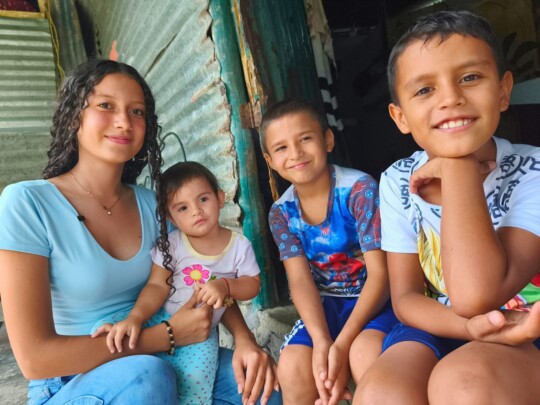 Eine junge Mutter und ihre Kinder lächeln in die Kamera, Venezuela © Liss Lares
