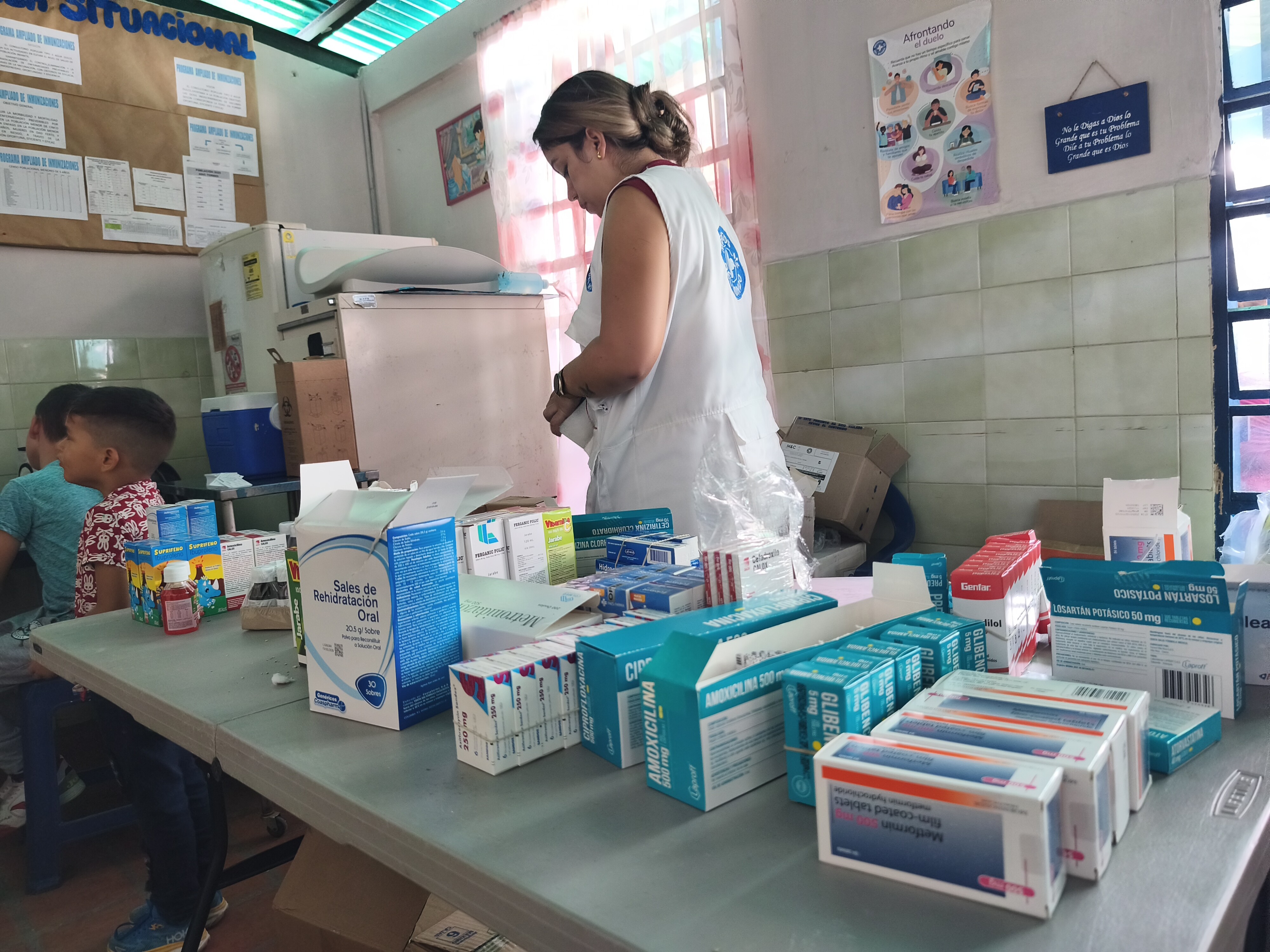 Eine Mitarbeiterin von „Ärzte der Welt“ sortiert Medikamente in Venezuela © Ärzte der Welt