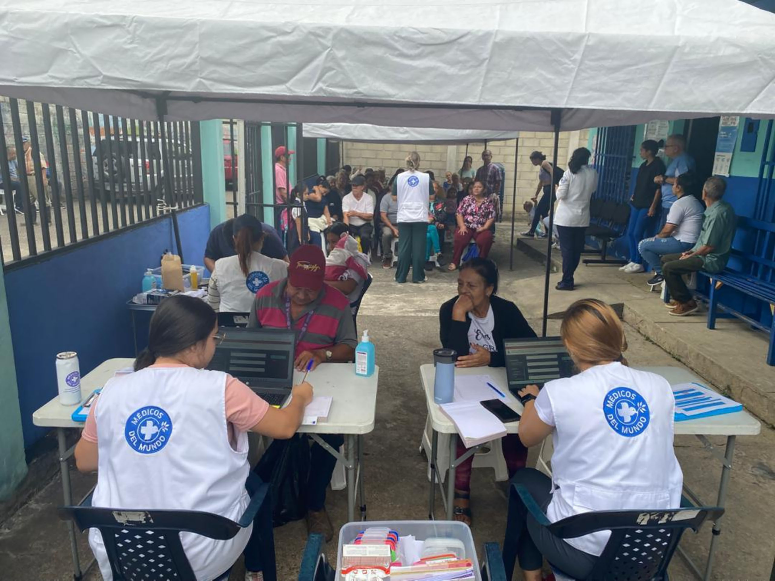 Ein mobiles Team von Ärzte der Welt führt ein Ernährungsscreening bei Senioren in Venezuela. © Ärzte der Welt