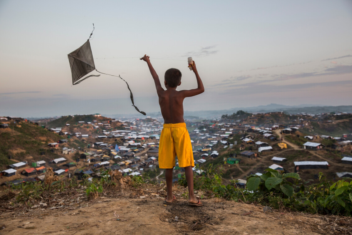 Ein Junge lässt einen Drachen über dem Rohingya Flüchtlingscamp in Bangladesch steigen.