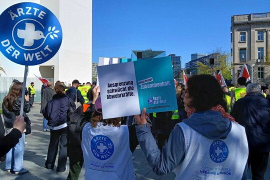 Mitarbeiterinnen von „Ärzte der Welt“ demonstrieren für ein gerechtes Gesundheitssystem #GesundheitUnteilbar © Ärzte der Welt