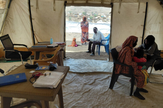 © Ärzte der Welt Im Inneren der mobilen Zeltklinik von „Ärzte der Welt“ in Darfur, Sudan. © Ärzte der Welt