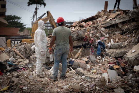 ©Alex Zapico Freiwillige suchen nach dem Erdbeben in Venezuela in den Trümmern nach Überlebenden. ©Alex Zapico