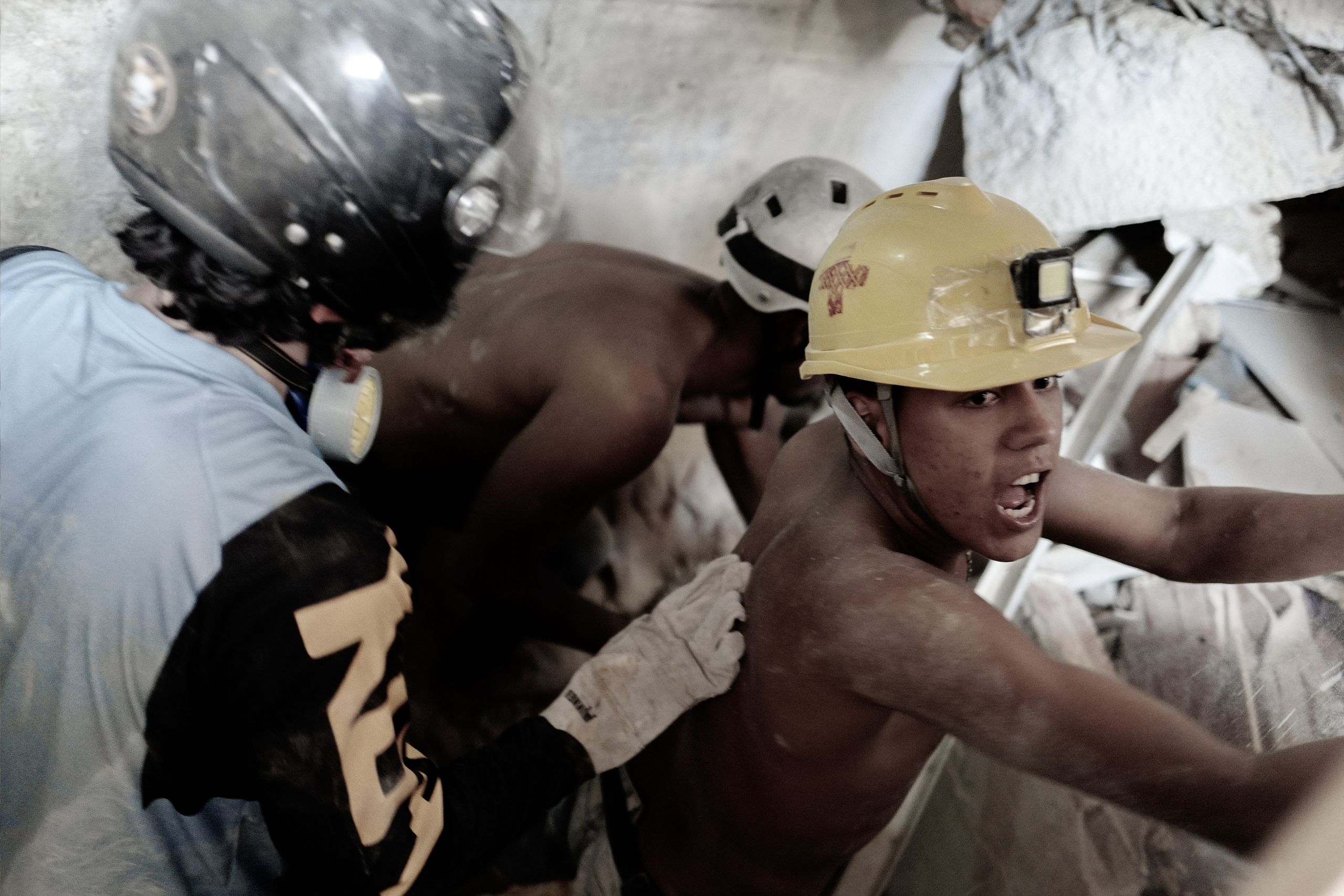 Ein Team von Freiwilligen sucht nach dem Erdbeben in Venezuela verzweifelt in den Trümmern nach Überlebenden. ©Alex Zapico