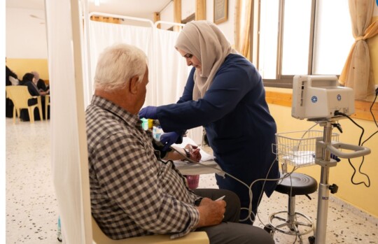 © Ärzte der Welt Eine Mitarbeiterin von Ärzte der Welt behandelt einen Patienten im Westjordanland. © Ärzte der Welt