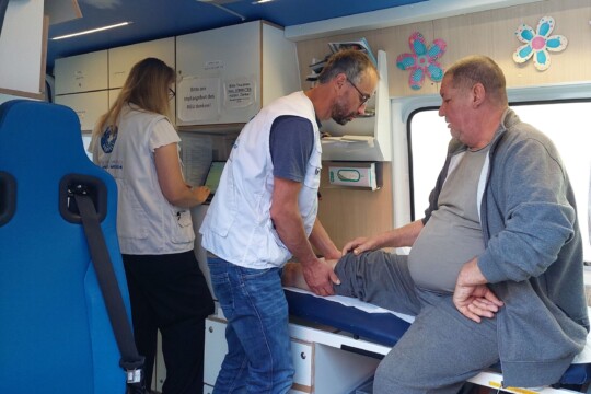 Ein Mann wird behandelt im Behandlungsbus von Ärzte der Welt in München. © Ärzte der Welt