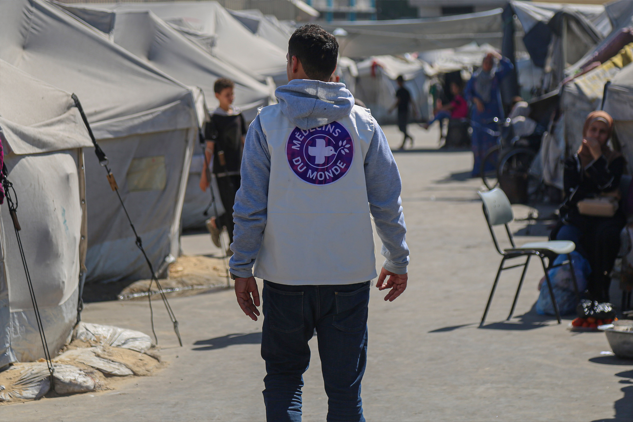Ein Mitarbeiter eines mobilen Teams von Ärzte der Welt läuft zwischen den Zelten eines Flüchtlingslagers in Rafah im Gazastreifen. © Ärzte der Welt