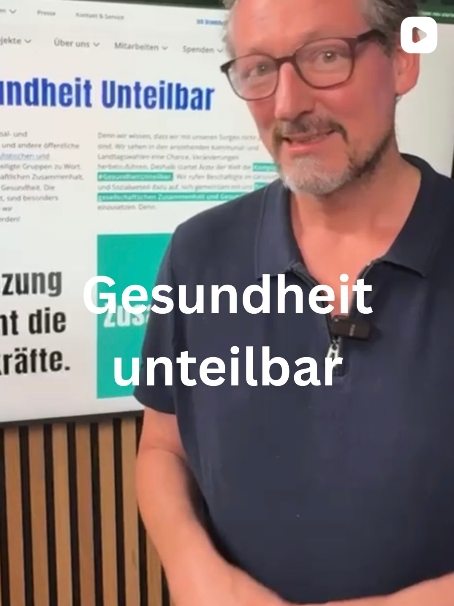 Thumbnail des Reels von Eckart von Hirschhausen, er steht vor einem Monitor. © Eckart von Hirschhausen