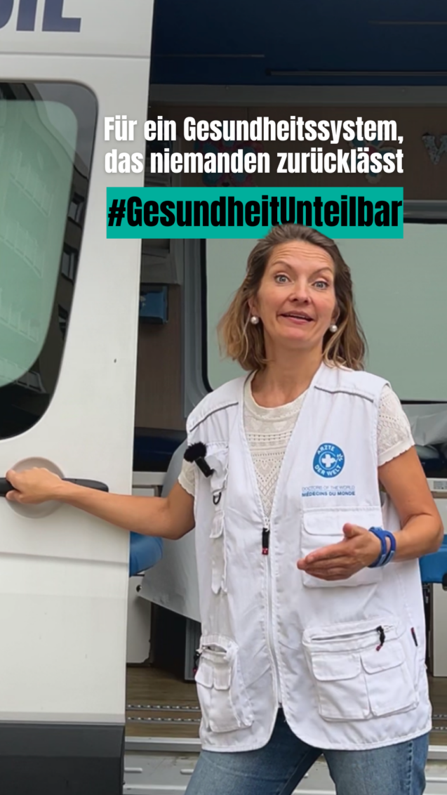 Thumbnail des Reels zu #GesundheitUnteilbar, eine Ärztin steht vor dem Ärzte der Welt Behandlungsbus. © Ärzte der Welt