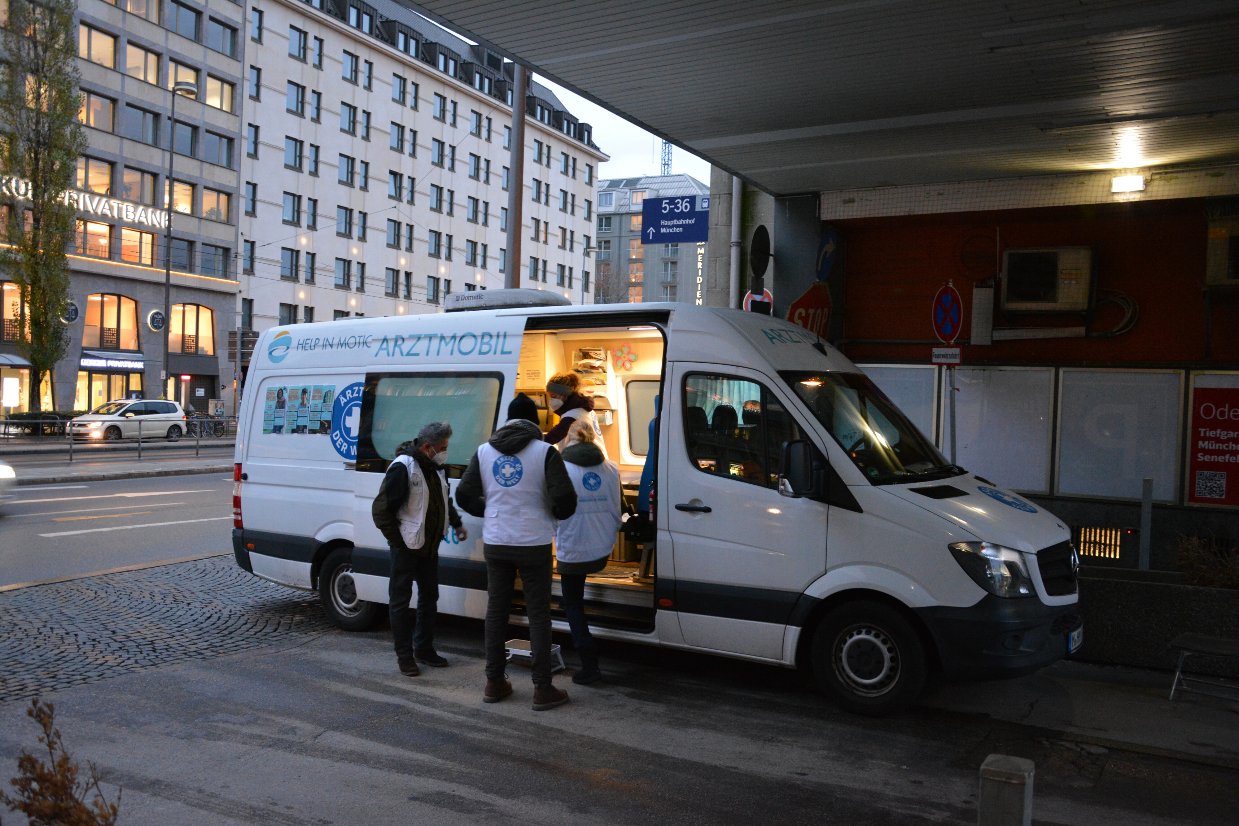 Behandlungsbus von Ärzte der Welt am Münchener Hauptbahnhof. 