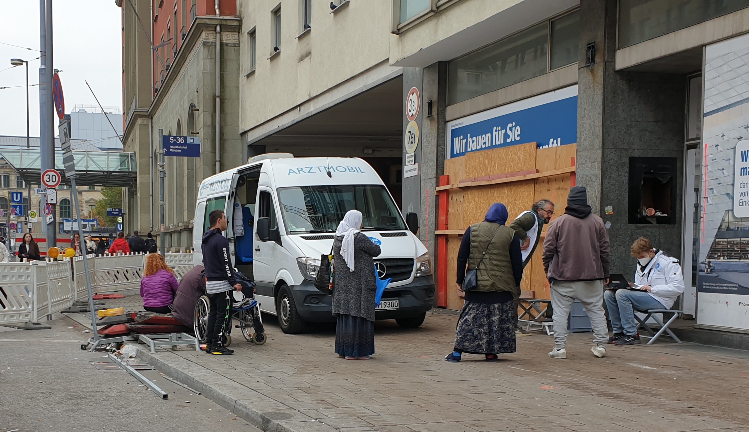 Menschen in München warten auf die Behandlung im Behandlungsbus München 