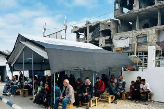Einwohner*innen von Gaza warten darauf, in einer provisorischen Zeltklinik einen Arzt aufsuchen zu können. © Moath Abu Al-Laban