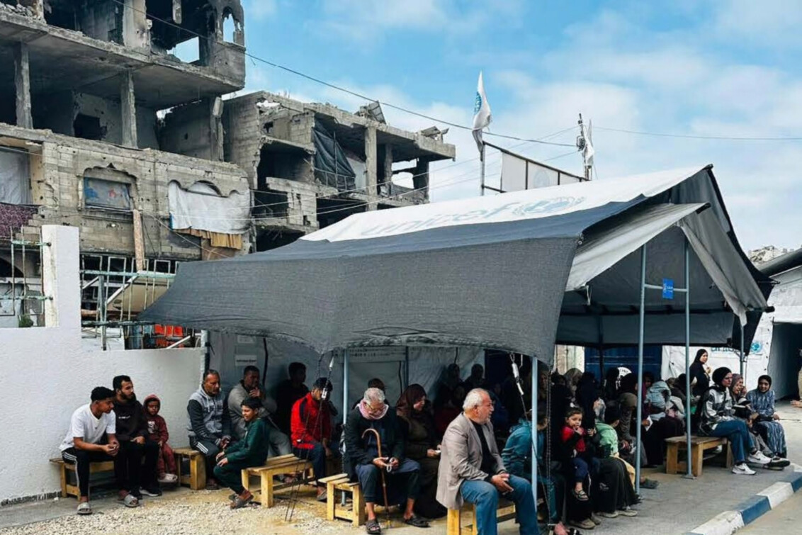 © Moath Abu Al-Laban Einwohner*innen von Gaza warten darauf, in einer provisorischen Zeltklinik einen Arzt aufsuchen zu können. © Moath Abu Al-Laban