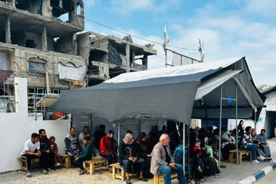 Einwohner*innen von Gaza warten darauf, in einer provisorischen Zeltklinik einen Arzt aufsuchen zu können. © Moath Abu Al-Laban