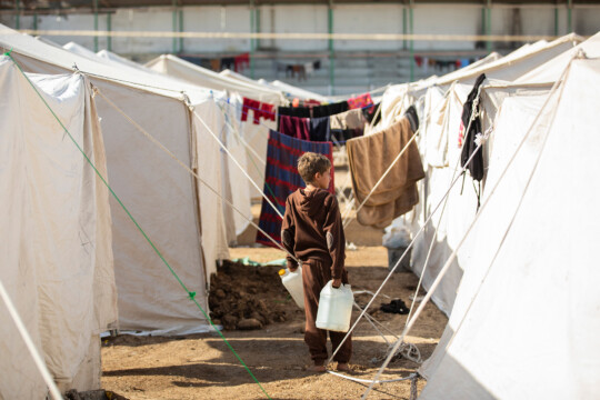 Ein Kind in Gaza zwischen den Zelten eines Vertriebenencamps Ein Junge in einem Vertriebenencamp im Gazastreifen