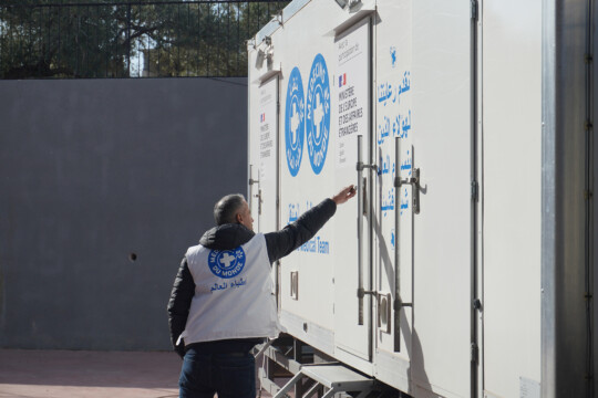 Ein Ärzte der Welt-Mitarbeiter an einem Truck mit Hilfsmitteln im Westjordanland